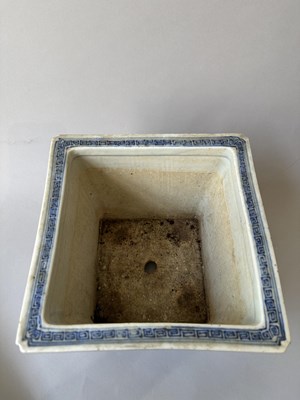 Lot 16 - A PAIR OF CHINESE BLUE AND WHITE SQUARE JARDINIERES, QIANLONG PERIOD (1736-95)