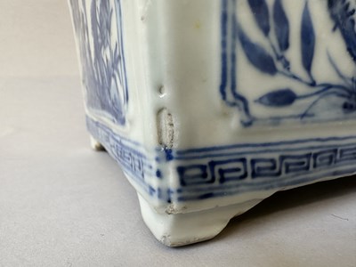 Lot 16 - A PAIR OF CHINESE BLUE AND WHITE SQUARE JARDINIERES, QIANLONG PERIOD (1736-95)