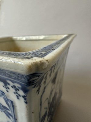Lot 16 - A PAIR OF CHINESE BLUE AND WHITE SQUARE JARDINIERES, QIANLONG PERIOD (1736-95)