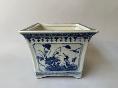 Lot 16 - A PAIR OF CHINESE BLUE AND WHITE SQUARE JARDINIERES, QIANLONG PERIOD (1736-95)