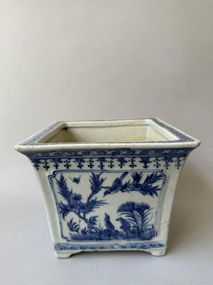 Lot 16 - A PAIR OF CHINESE BLUE AND WHITE SQUARE JARDINIERES, QIANLONG PERIOD (1736-95)