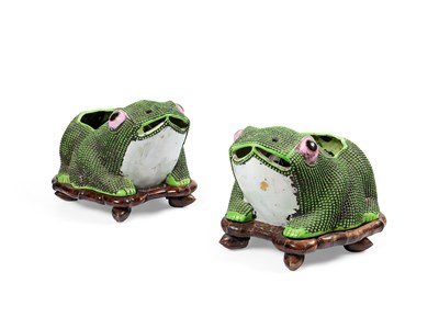 Lot 84 - A PAIR OF CHINESE ENAMELLED 'FROG' JARDINIERE, REPUBLIC PERIOD (1912-1949)