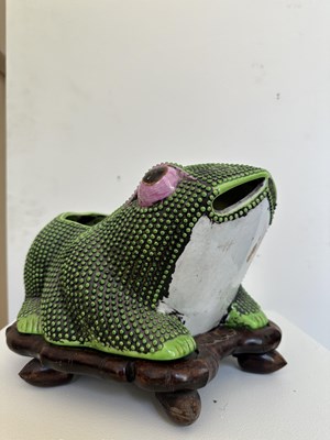 Lot 84 - A PAIR OF CHINESE ENAMELLED 'FROG' JARDINIERE, REPUBLIC PERIOD (1912-1949)