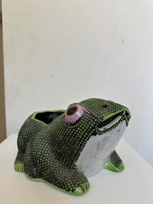 Lot 84 - A PAIR OF CHINESE ENAMELLED 'FROG' JARDINIERE, REPUBLIC PERIOD (1912-1949)