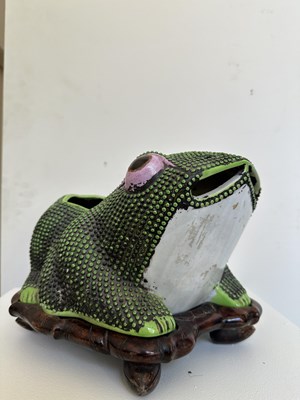 Lot 84 - A PAIR OF CHINESE ENAMELLED 'FROG' JARDINIERE, REPUBLIC PERIOD (1912-1949)