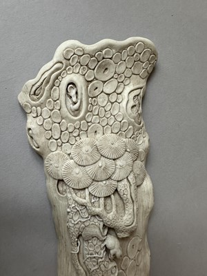 Lot 27 - A RARE CHINESE BISCUIT WRIST REST BY WANG BINGRONG