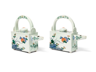 Lot 153 - A RARE PAIR OF JAPANESE KAKIEMON SAKE EWERS, 19TH/20TH CENTURY