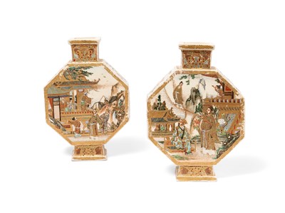 Lot 176 - A PAIR OF JAPANESE SATSUMA MOONFLASKS, MEIJI/TAISHO PERIOD (1868-1926)