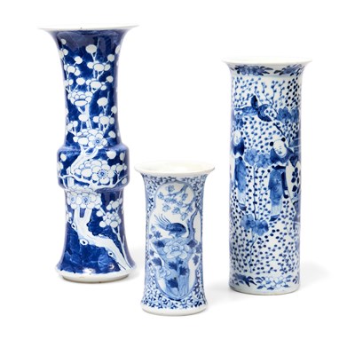 Lot 13 - A CHINESE ARCHAISTIC BLUE AND WHITE VASE, GU, QING DYNASTY, 19TH CENTURY