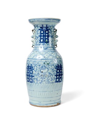 Lot 12 - A CHINESE BLUE AND WHITE 'DOUBLE HAPPINESS' VASE, LATE QING DYNASTY, LATER 19TH CENTURY