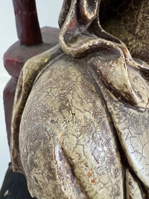Lot 29 - A CHINESE CARVED WOOD AND GESSO FIGURE OF A SEATED DIGNITARY, QING DYNASTY