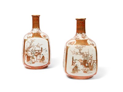 Lot 159 - A PAIR OF JAPANESE KUTANI TOKKURI SAKE BOTTLES, MEIJI/TAISHO PERIOD (1868-1926)