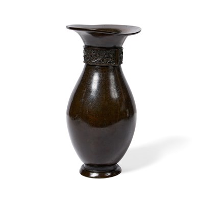 Lot 139 - A JAPANESE BRONZE VASE IN THE CHINESE TASTE, EDO PERIOD (1603-1868)