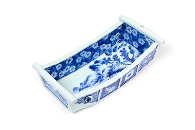 Lot 155 - A JAPANESE ARITA BLUE AND WHITE TAKARABUNE TRAY, 20TH CENTURY