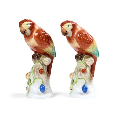 Lot 14 - A PAIR OF HEREND PORCELAIN PARROTS, LATE 20TH CENTURY