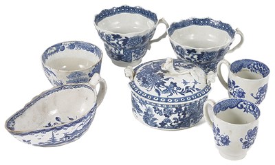 Lot 23 - A GROUP OF WORCESTER BLUE AND WHITE PORCELAIN