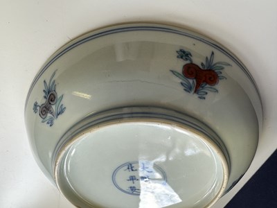 Lot 77 - A CHINESE DOUCAI 'DEER' DISH, KANGXI PERIOD (1662-1722)