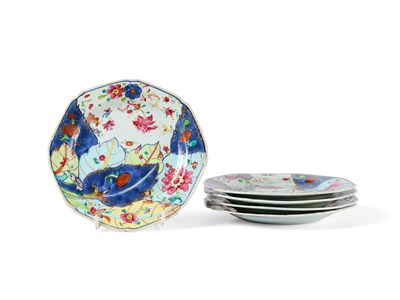 Lot 92 - A SET OF FIVE CHINESE TOBACCO LEAF SIDE PLATES, QIANLONG PERIOD, CIRCA 1775