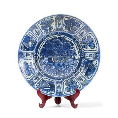 Lot 4 - A LARGE CHINESE BLUE AND WHITE KRAAK DISH, MING DYNASTY, WANLI PERIOD (1573-1619)