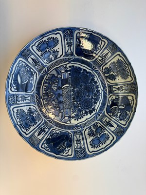 Lot 4 - A LARGE CHINESE BLUE AND WHITE KRAAK DISH, MING DYNASTY, WANLI PERIOD (1573-1619)