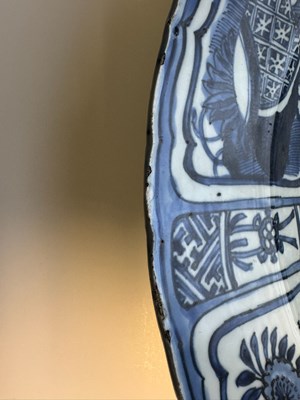 Lot 4 - A LARGE CHINESE BLUE AND WHITE KRAAK DISH, MING DYNASTY, WANLI PERIOD (1573-1619)