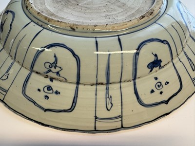Lot 4 - A LARGE CHINESE BLUE AND WHITE KRAAK DISH, MING DYNASTY, WANLI PERIOD (1573-1619)