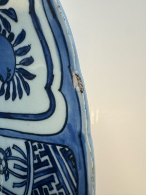 Lot 4 - A LARGE CHINESE BLUE AND WHITE KRAAK DISH, MING DYNASTY, WANLI PERIOD (1573-1619)