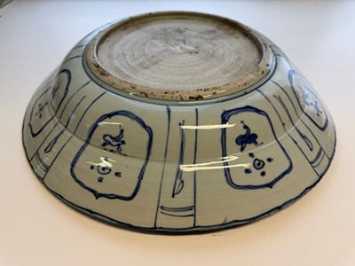 Lot 4 - A LARGE CHINESE BLUE AND WHITE KRAAK DISH, MING DYNASTY, WANLI PERIOD (1573-1619)