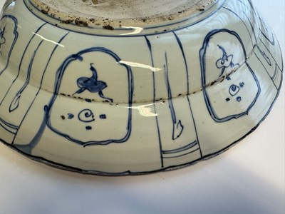 Lot 4 - A LARGE CHINESE BLUE AND WHITE KRAAK DISH, MING DYNASTY, WANLI PERIOD (1573-1619)