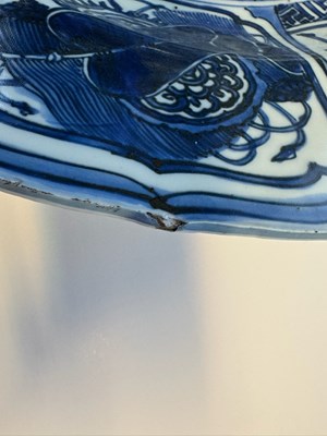 Lot 4 - A LARGE CHINESE BLUE AND WHITE KRAAK DISH, MING DYNASTY, WANLI PERIOD (1573-1619)