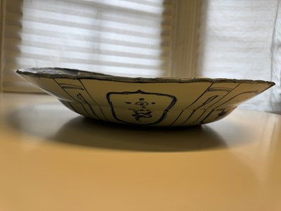 Lot 4 - A LARGE CHINESE BLUE AND WHITE KRAAK DISH, MING DYNASTY, WANLI PERIOD (1573-1619)