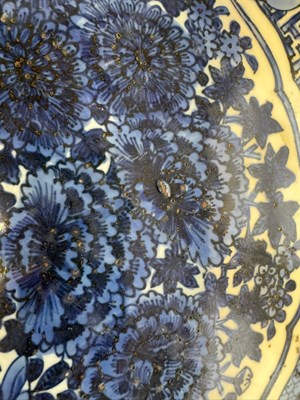 Lot 4 - A LARGE CHINESE BLUE AND WHITE KRAAK DISH, MING DYNASTY, WANLI PERIOD (1573-1619)