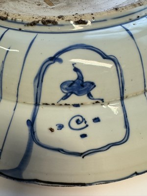 Lot 4 - A LARGE CHINESE BLUE AND WHITE KRAAK DISH, MING DYNASTY, WANLI PERIOD (1573-1619)