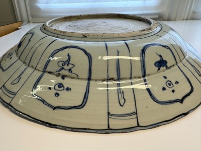 Lot 4 - A LARGE CHINESE BLUE AND WHITE KRAAK DISH, MING DYNASTY, WANLI PERIOD (1573-1619)