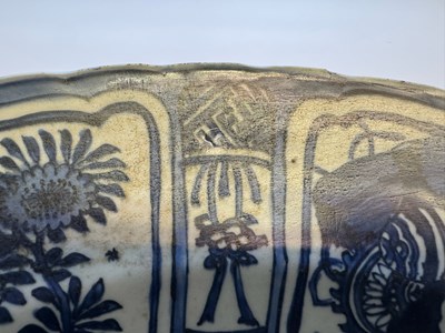 Lot 4 - A LARGE CHINESE BLUE AND WHITE KRAAK DISH, MING DYNASTY, WANLI PERIOD (1573-1619)