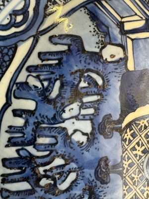 Lot 4 - A LARGE CHINESE BLUE AND WHITE KRAAK DISH, MING DYNASTY, WANLI PERIOD (1573-1619)