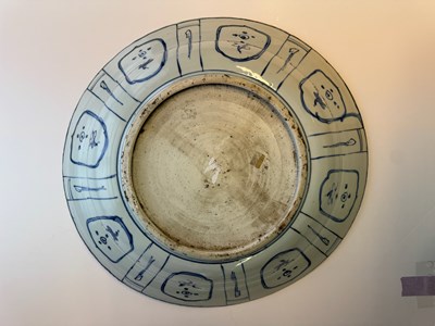Lot 4 - A LARGE CHINESE BLUE AND WHITE KRAAK DISH, MING DYNASTY, WANLI PERIOD (1573-1619)