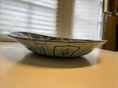 Lot 4 - A LARGE CHINESE BLUE AND WHITE KRAAK DISH, MING DYNASTY, WANLI PERIOD (1573-1619)