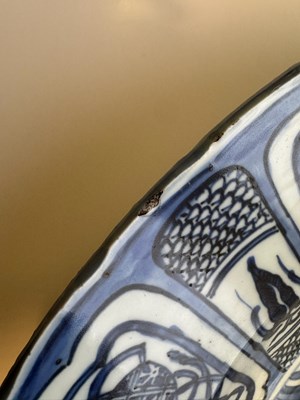 Lot 4 - A LARGE CHINESE BLUE AND WHITE KRAAK DISH, MING DYNASTY, WANLI PERIOD (1573-1619)