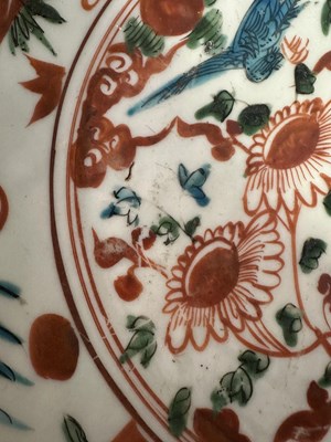 Lot 3 - A LARGE SWATOW POLYCHROME CHARGER, MING DYNASTY, 16TH/17TH CENTURY
