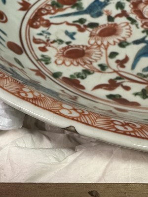 Lot 3 - A LARGE SWATOW POLYCHROME CHARGER, MING DYNASTY, 16TH/17TH CENTURY