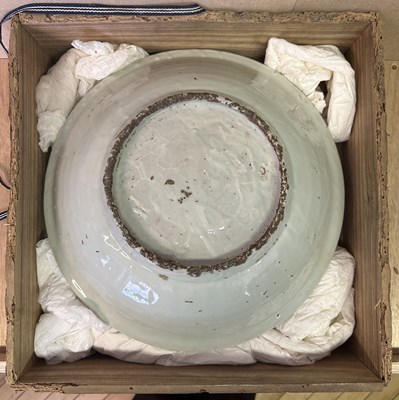 Lot 3 - A LARGE SWATOW POLYCHROME CHARGER, MING DYNASTY, 16TH/17TH CENTURY