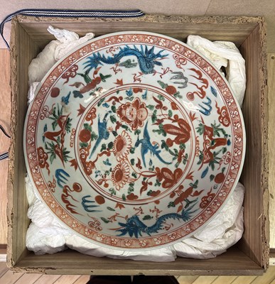 Lot 3 - A LARGE SWATOW POLYCHROME CHARGER, MING DYNASTY, 16TH/17TH CENTURY
