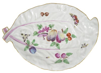 Lot 27 - A WORCESTER CABBAGE LEAF MOULDED DISH