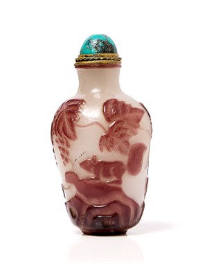 Lot 120 - A PURPLE GLASS OVERLAY OPAQUE WHITE SNUFF BOTTLE, QING DYNASTY, 19TH CENTURY