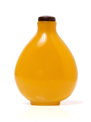 Lot 118 - A YELLOW GLASS SNUFF BOTTLE, QING DYNASTY, 20TH CENTURY
