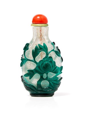 Lot 119 - A GREEN GLASS OVERLAY BUBBLE SUFFUSED TRANSPARENT GLASS SNUFF BOTTLE, QING DYNASTY, 19TH CENTURY