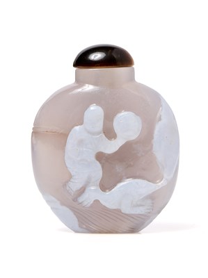 Lot 131 - A CARVED WHITE AND GREY SUZHOU AGATE SNUFF BOTTLE, QING DYNASTY, 19TH CENTURY