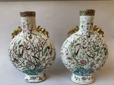 Lot 73 - A LARGE PAIR OF CHINESE FAMILLE-ROSE MOONFLASKS, QING DYNASTY, 19TH CENTURY