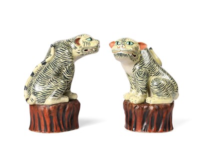 Lot 156 - A PAIR OF JAPANESE KAKIEMON-STYLE CERAMIC TIGERS, 20TH CENTURY